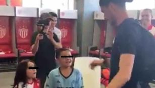 ¡Tremendo gesto! Ezequiel Unsain convivió con dos jóvenes aficionados de Necaxa