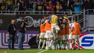 Los felinos celebran ante la mirada de los aficionados mazatlecos