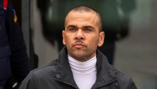 Dani Alves paga los 150 mil euros que el padre de Neymar le prestó mientras estaba en la cárcel