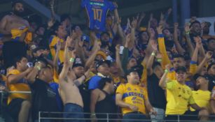 Aficionado de Tigres orina en vaso y lo arroja a seguidores de Rayados en Clásico Regio