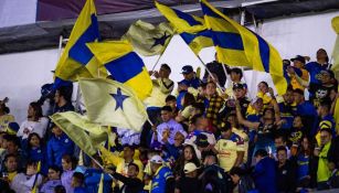 Aficionados del América llevan serenata al hotel de concentración en Puebla