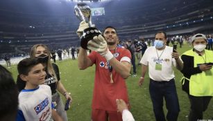 Corona celebrando el campeonato celeste