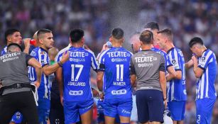 Jugadores de Rayados son 'fumigados' con agua por altas temperatura 