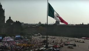 AMLO cumple promesa e izan bandera en el Zócalo