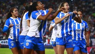 Las regias celebran uno de los cuatro goles ante Pachuca