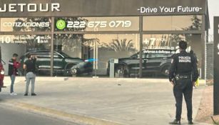 ¡Increíble! Roban llantas y dejan en tabiques autos de una agencia de Puebla 