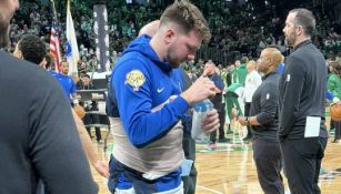 ¡Alerta para los Mavs! Luka Doncic fue vendado del abdomen y rodilla previo al Juego 2