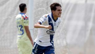 Fabrizzio Orozco, nuevo delantero de Cruz Azul, celebra un gol