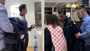 Captan a Peña Nieto de compras en Madrid ¡Se compró unos calcetines!