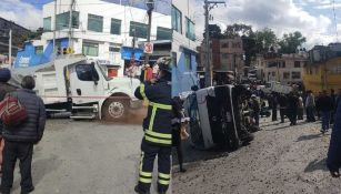 VIDEO: Reportan aparatoso choque entre camión de carga y combi en Huixquilucan