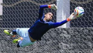 Kevin Mier, portero de Cruz Azul, durante un entrenamiento celeste