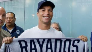 Óliver Torres aterriza en Monterrey para reportar con Rayados: “Voy a sorprender mucho”