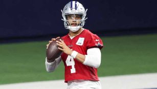 ¡Alarmas en Dallas! Dak Prescott es visto con una protección en el tobillo derecho