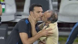 Scaloni aclara polémico beso con el utilero de Argentina 