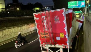 Trailer con 22 toneladas de arena para gato quedó atorado en bajo puente del Viaducto Miguel Alemán