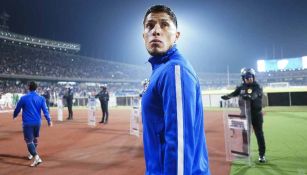 Carlos Salcedo manda su apoyo a Cruz Azul durante el partido ante Rayados