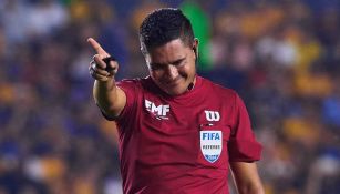 El cantante Guerrero en el Tigres vs América