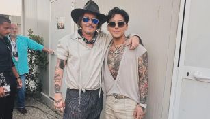 Johnny Depp y Christian Nodal se encontraron en backstage y posaron para una foto