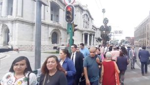 No hay forma de poder pasar al Palacio de Bellas Artes.