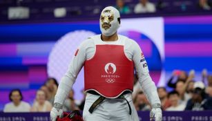 ¡Monumental! Carlos Sansores se presentó en París 2024 con máscara de luchador