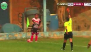 ¡Insólito! Futbolista es expulsado en la Copa Perú por orinar en la cancha