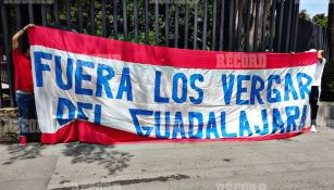 Afición de Chivas protesta con manta afuera de Verde Valle: “Fuera los Vergara del Guadalajara” 