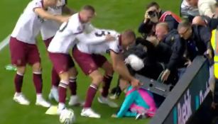 ¡Vaya susto! Jugador de West Ham 'salva' a niño de ser aplastado por valla publicitaria