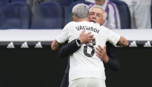 Carlo Ancelotti abraza a Fede Valverde, autor del primer gol del Madrid