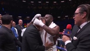 Abrazo entre Mayweather Jr. y Julio César Chávez 