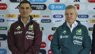 Aguirre junto a Rafa Márquez en su presentación con el Tri