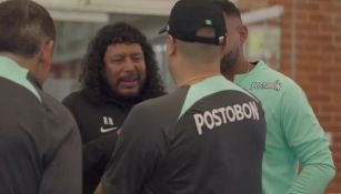 René Higuita recibe a Efraín Juárez en el Atlético Nacional 