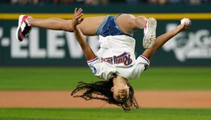 Hezly Rivera se luce con acrobacia en el primer lanzamiento del Rangers vs Yankees