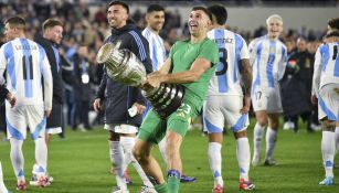 ¡Otra más! Dibu Martínez recrea festejo de Mundial, ahora con la Copa América