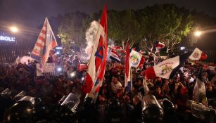 ¡Fiesta Rojiblanca! Afición de Chivas lleva serenata al hotel del equipo