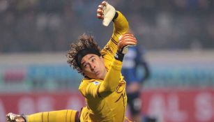 Guillermo Ochoa suma 250 ‘blanqueadas’ en su carrera como portero profesional