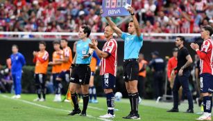 'Chicharito' Hernández le 'cede' ovación a Armando González en el partido frente a León