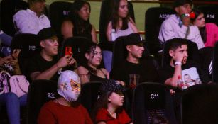 Jugadores de Chivas y medallistas paralímpicos acudieron al Martes de Glamour del CMLL