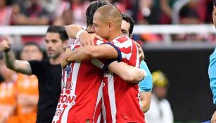 ‘Chicharito’ apoyó a la ‘Hormiga’ González tras su lesión ante Monterrey 