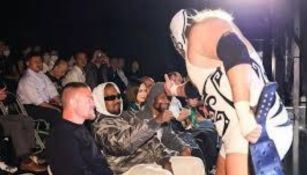 Kanye West sorprende a todos en show de lucha libre en Japón 