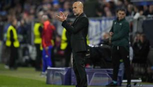 Aficionados de Manchester City colocan pancarta pidiéndole a Pep Guardiola que se quede