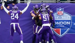 Defensiva de los Vikings festeja intercepción con el saludo de 'Juego de Gemelas'