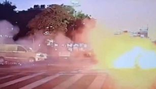 Así fue el momento en el que una moto eléctrica explota  mientras era conducida. 