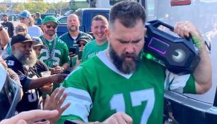 Camarógrafo de Jason Kelce sufre caída previo al encuentro entre Eagles y Browns