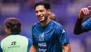 Raúl Jiménez convive y se toma fotos con aficionados tras el México vs Valencia 