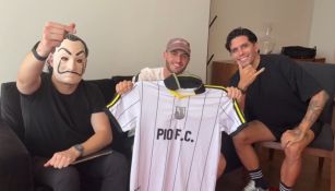 Santiago Giménez es captado presumiendo playera de Pío FC