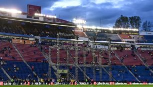 Estructura metálica tapa visión a los aficionados en duelo entre América y Santos