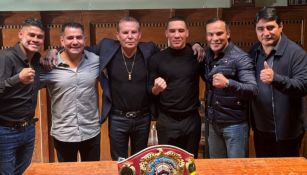 ¡Muchos campeonatos juntos! Julio César Chávez comparte foto con figuras del boxeo  