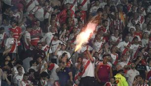 Aficionados de River Plate reciben a seguidores de Atlético Mineiro con gestos polémicos