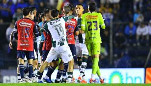 ¡Se calentaron los ánimos! Jugadores de Cruz Azul y Santos se fueron a los empujones al final del partido