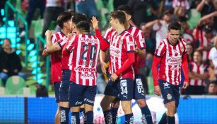 Chivas hace la tarea y se impone ante Santos 